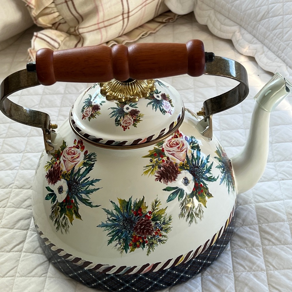 🌸Mackenzie-Childs Highbanks Tea Kettle 3QT Never used beautiful 💕